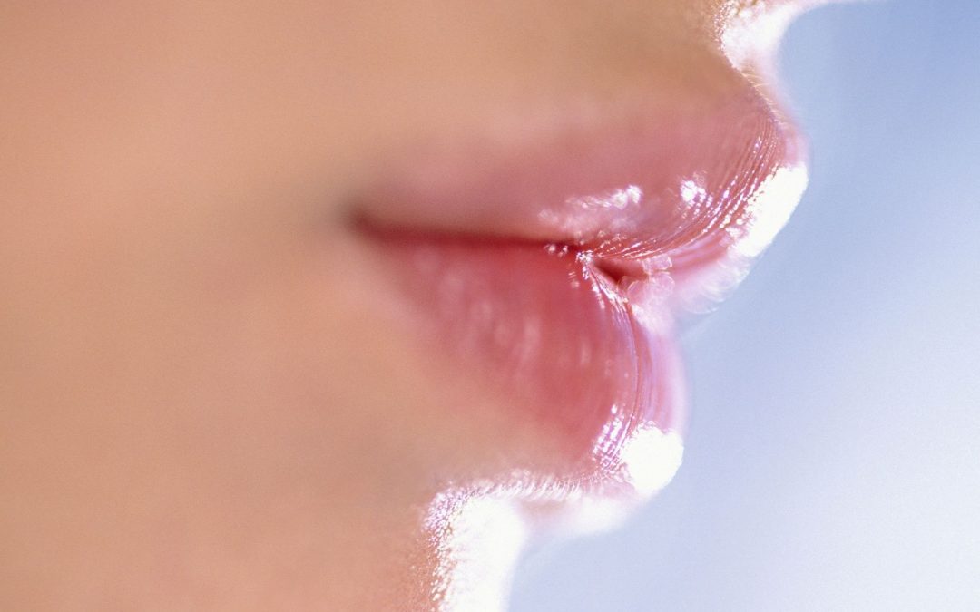 mujer proyección de los labios en la feminización facial